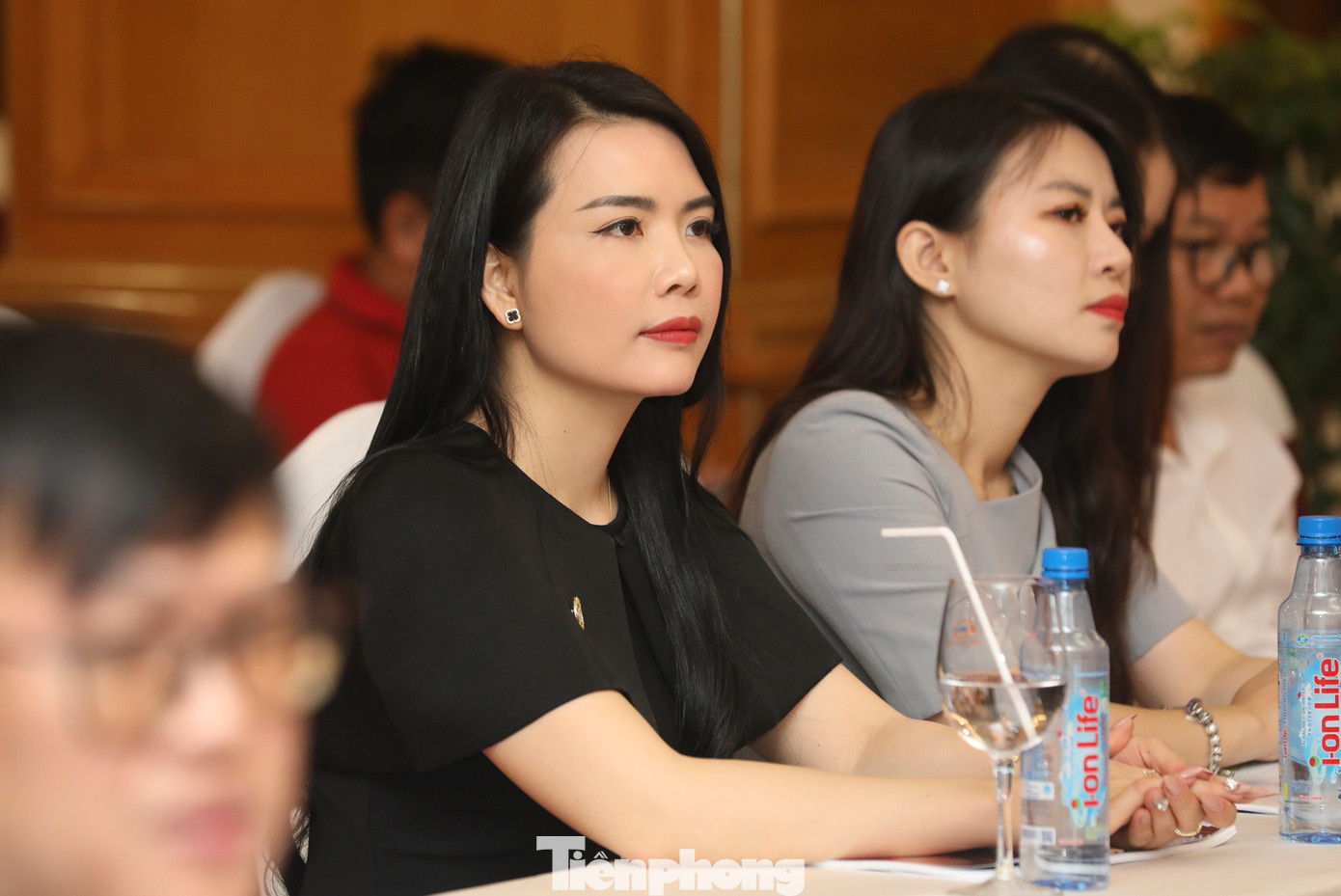 Đông đảo các nhà báo tham dự buổi họp báo.