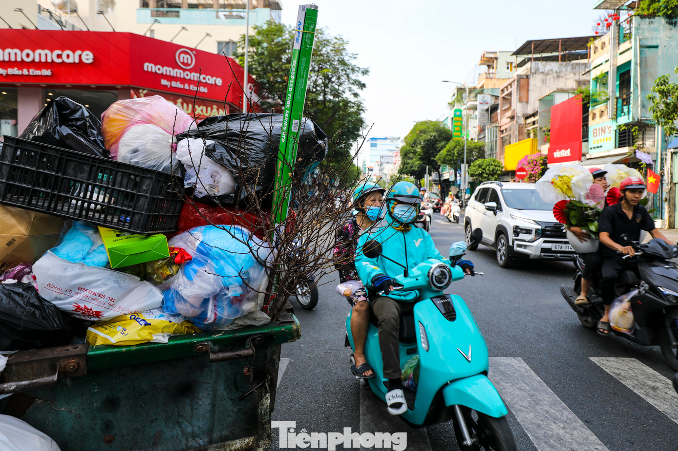 Tại ngã ba Điện Biên Phủ - Nguyễn Thiện Thuật (quận 3), có 3 – 4 xe thu gom chất đầy rác nằm ngay dưới lòng đường, trước mặt một ngân hàng lớn. Nhiều người đến cây ATM đặt cạnh đó để rút tiền bịt mũi bước nhanh qua những chiếc xe đầy rác.