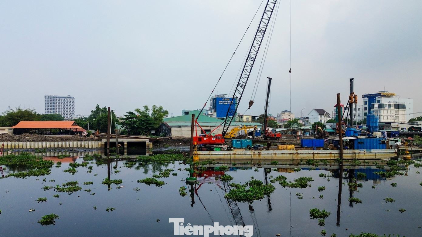 Nhà thầu đang thi công các gói thầu XL7, XL9, XL10 (từ cầu Tham Lương đến cầu Chợ Cầu và từ cầu Trường Đai đến sông Sài Gòn) thuộc dự án cải tạo kênh Tham Lương - Bến Cát - rạch Nước Lên.