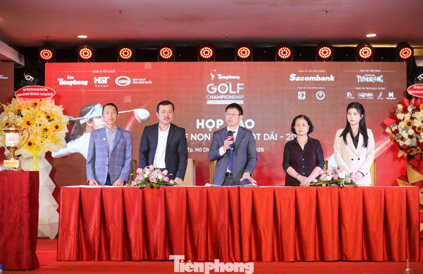 Chủ tọa họp báo Giải Tiền Phong Golf Championship - Non sông một dải gồm: Nhà báo Phùng Công Sưởng – Tổng Biên tập báo Tiền Phong, Trưởng Ban tổ chức, ông Đặng Hữu Tài - Giám đốc giải, ông Dương Quang Huy - Giám đốc kỹ thuật giải, bà Đặng Ngọc Thảo Vy – Phó Trưởng Ban tổ chức, bà Nguyễn Thị Bích Nga - Quyền Chủ nhiệm Khối vũ trang Biệt Động Sài Gòn.