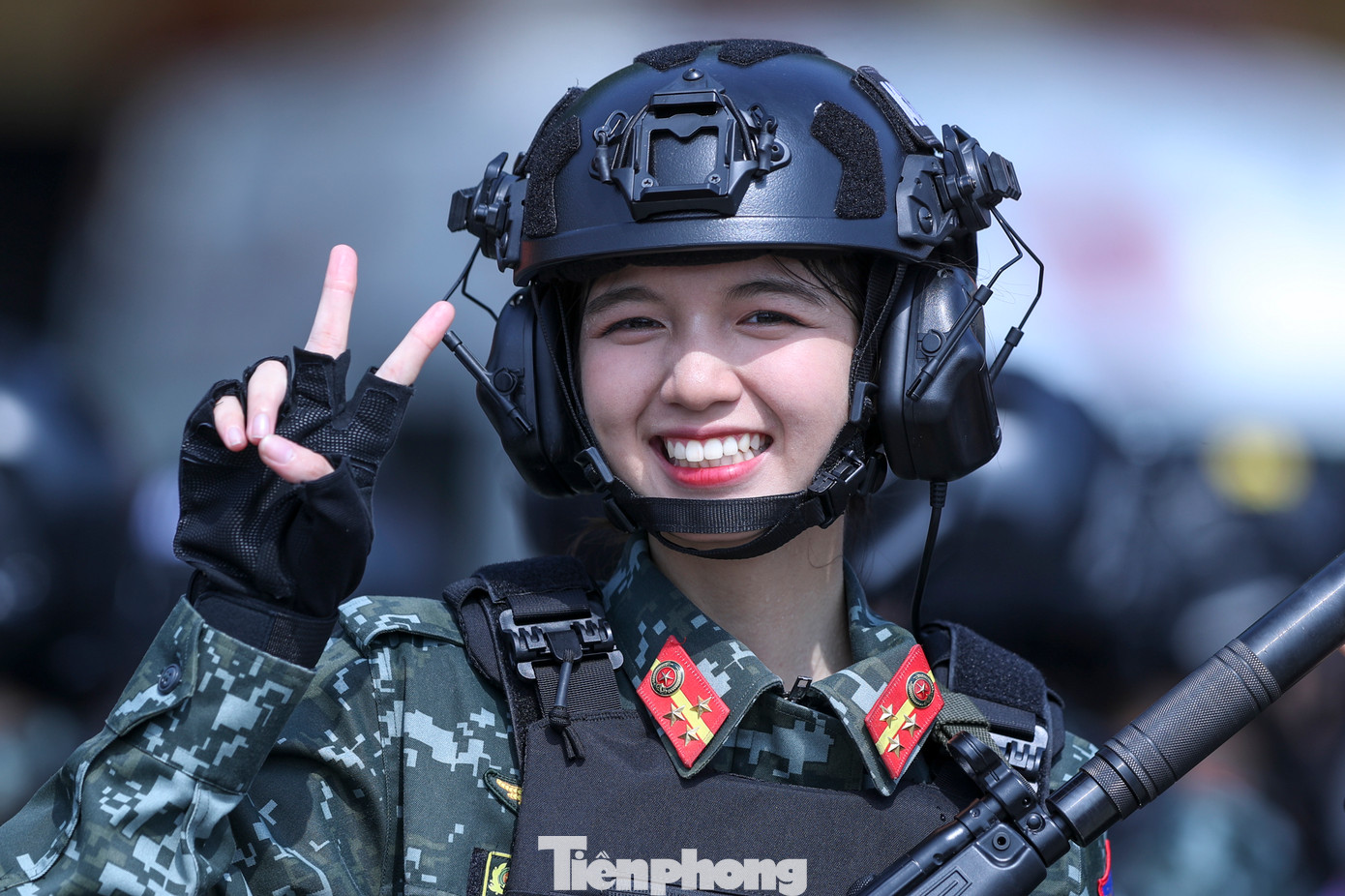 Tiết trời nắng nóng không ngăn được quyết tâm của các nữ chiến sĩ.