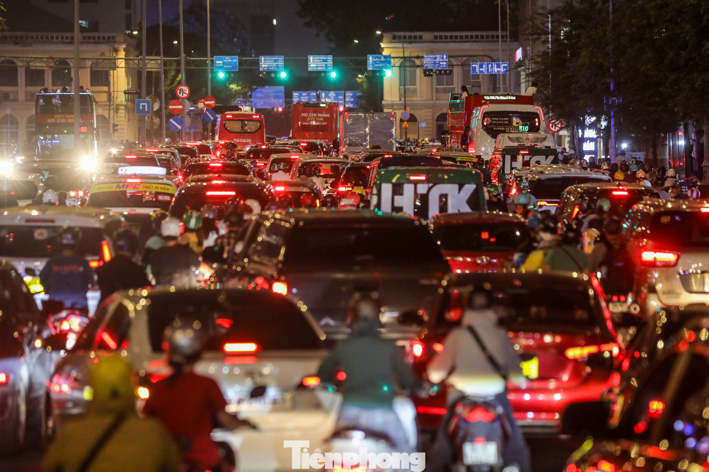 Đèn đỏ tại giao lộ này dài khoảng 120 giây, trong khi đèn xanh chỉ 30 giây. Nhiều người không dám rẽ phải ra đường Lê Duẩn như trước. Đèn đỏ tại giao lộ này dài khoảng 120 giây, trong khi đèn xanh chỉ 30 giây. Nhiều người không dám rẽ phải ra đường Lê Duẩn như trước.