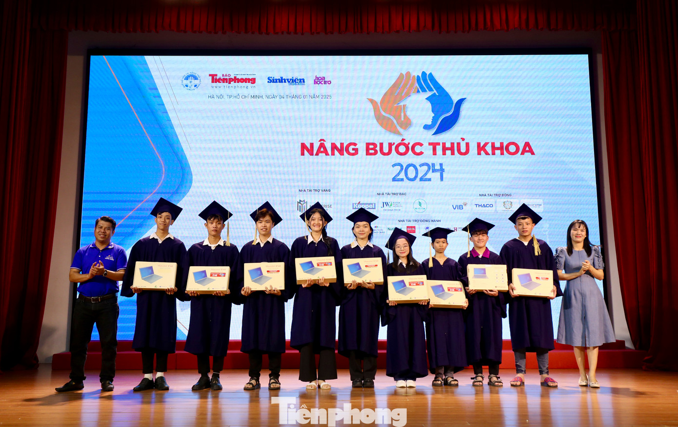 Nhằm hỗ trợ cho các bạn sinh viên thuận lợi hơn trong việc học tập, Ban tổ chức đã dành cho các sinh viên món quà quý giá, đó là máy tính xách tay. Tuy nhiên, vì số lượng có hạn, chỉ 9 máy, để đảm bảo sự công bằng và khách quan, ban tổ chức tiến hành bốc thăm.
