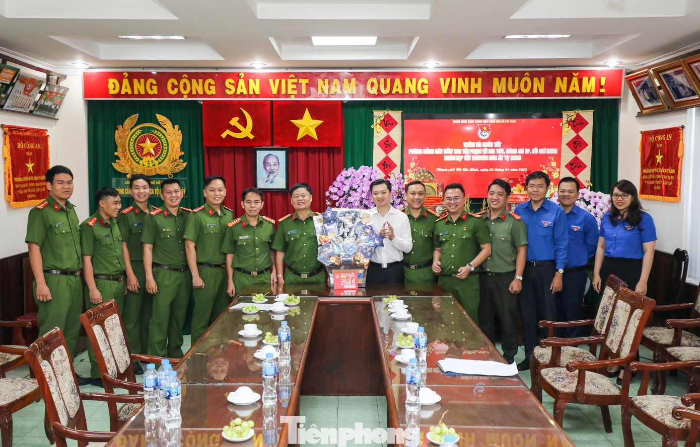 Bí thư T.Ư Đoàn Nguyễn Minh Triết thăm và chúc Tết các đơn vị làm nhiệm vụ xuyên Tết. Ảnh: DUY ANH