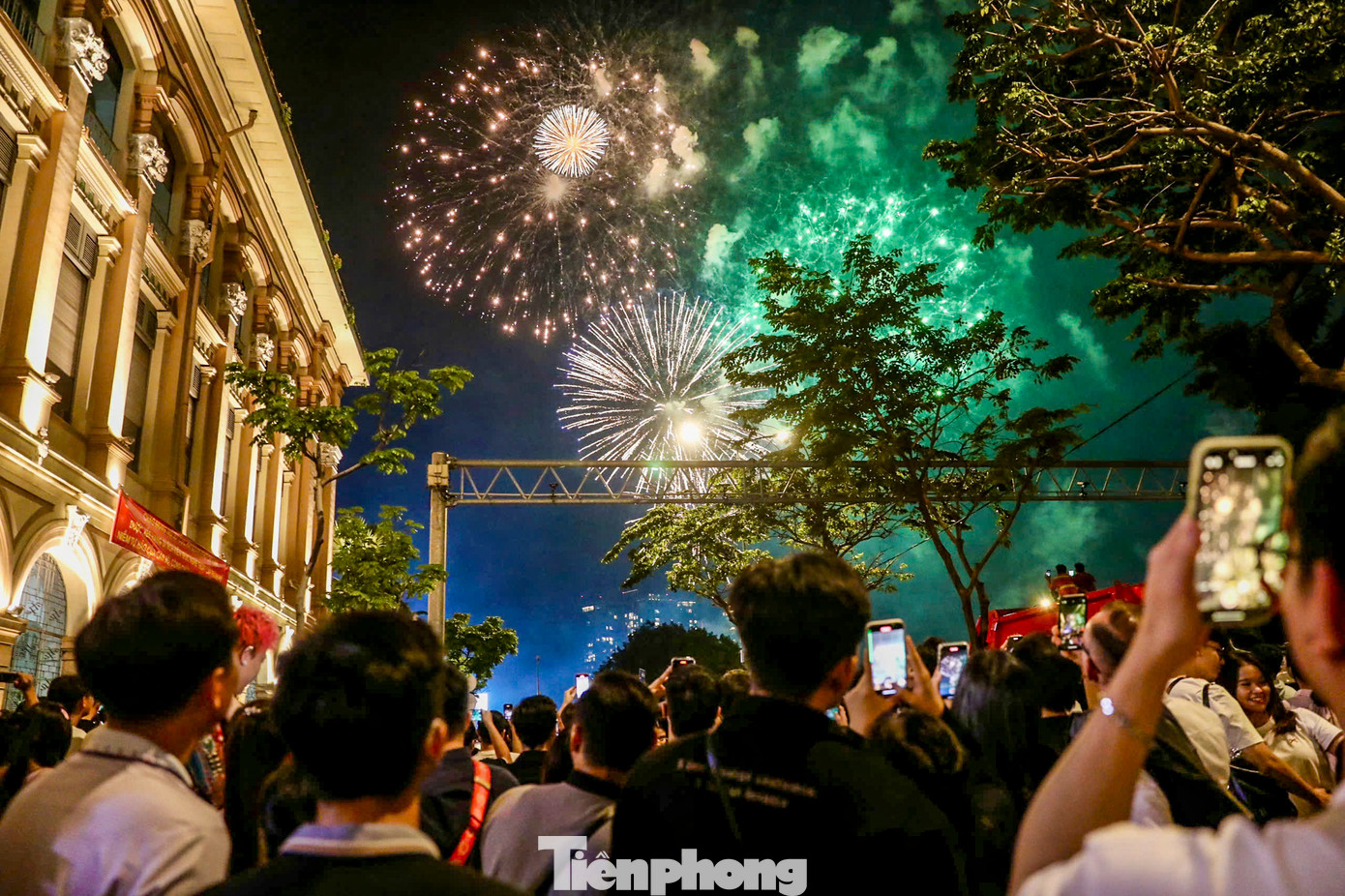 Tại bến Bạch Đằng (quận 1), rất đông người dân đã chờ sẵn để được chiêm ngưỡng từng chùm pháo hoa nghệ thuật bừng nở trên bầu trời TPHCM.