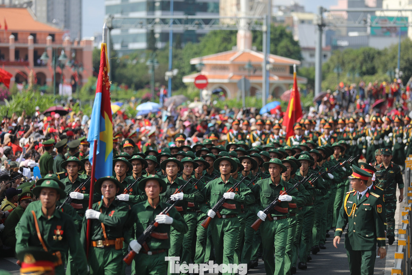 TPHCM tổ chức phân luồng, cấm dừng đỗ và hạn chế người, phương tiện lưu thông tại nhiều tuyến đường ở trung tâm thành phố từ 3 giờ sáng đến 12 giờ trưa ngày 30/4. Ảnh: Duy Anh