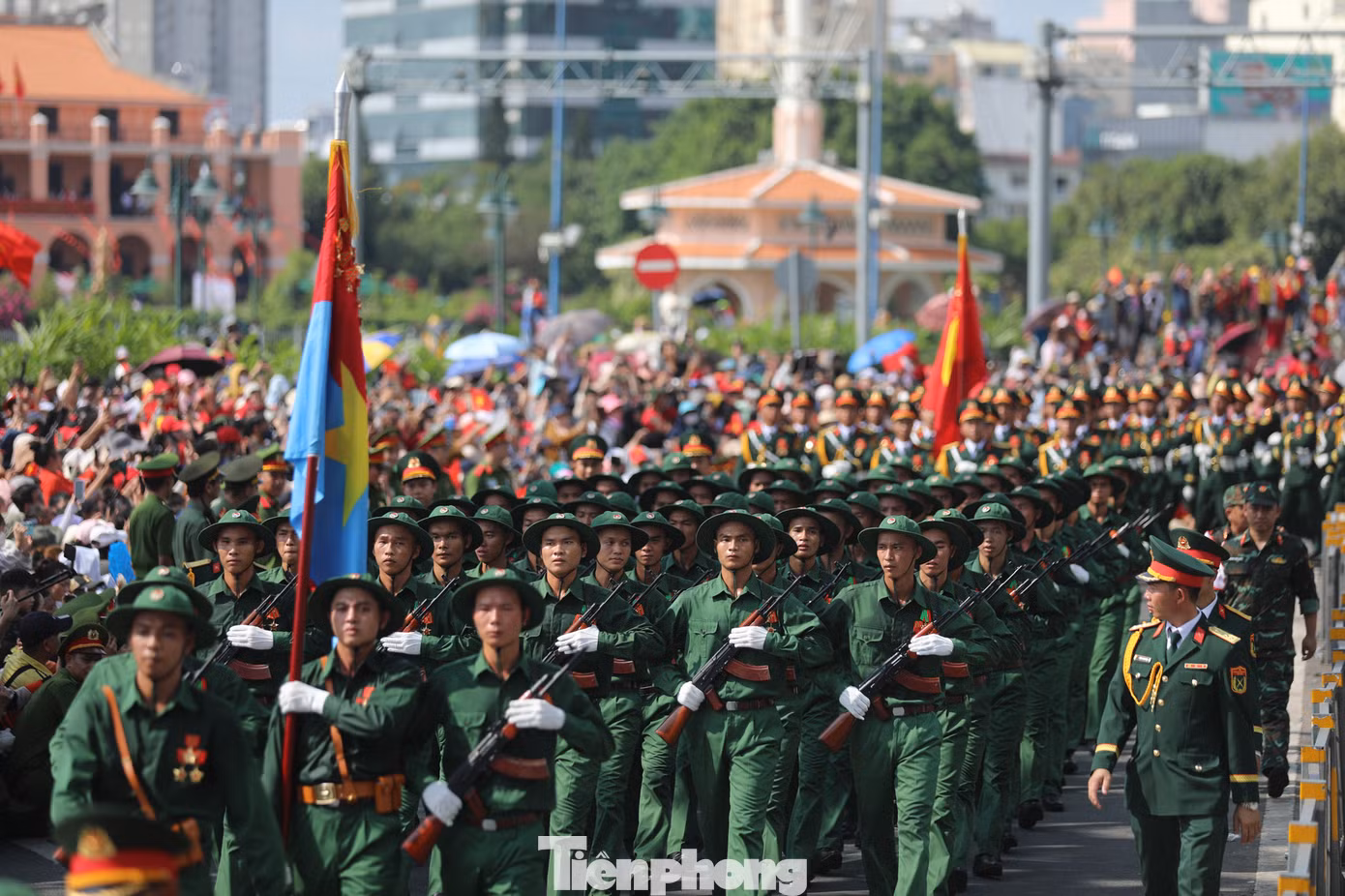 TPHCM tổ chức phân luồng, cấm dừng đỗ và hạn chế người, phương tiện lưu thông tại nhiều tuyến đường ở trung tâm thành phố từ 3 giờ sáng đến 12 giờ trưa ngày 30/4. Ảnh: Duy Anh