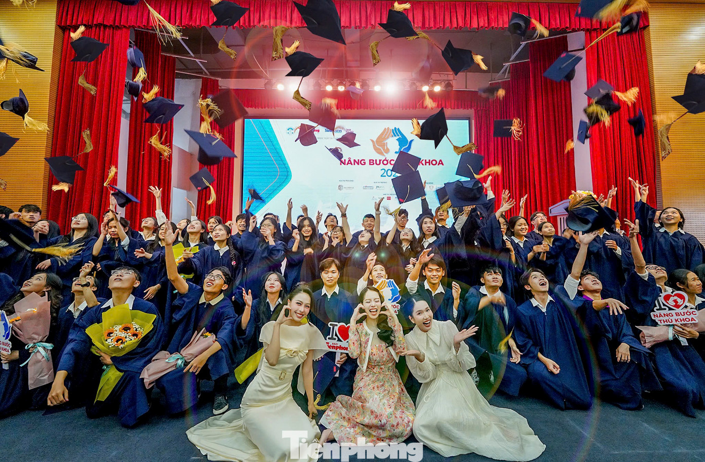 “Thay mặt ban tổ chức chương trình, chúng tôi xin gửi lời tri ân sâu sắc đến quý vị. Sự chung tay, góp sức của quý vị chính là những đóng góp thiết thực, giúp các em sinh viên nghèo vượt khó, thực hiện ước mơ của mình. Chúng tôi hy vọng rằng nhờ vào sự quan tâm và chia sẻ ấy, chương trình Nâng bước Thủ khoa tiếp tục lan tỏa những giá trị nhân văn, mang đến cơ hội và hy vọng cho nhiều sinh viên hơn nữa trong những năm tới. Xin chúc cho các em sinh viên được nhận học bổng hôm nay tiếp tục phát huy tinh thần nghị lực, gặt hái nhiều thành công trong học tập và cuộc sống” - Nhà báo Phùng Công Sưởng phát biểu.