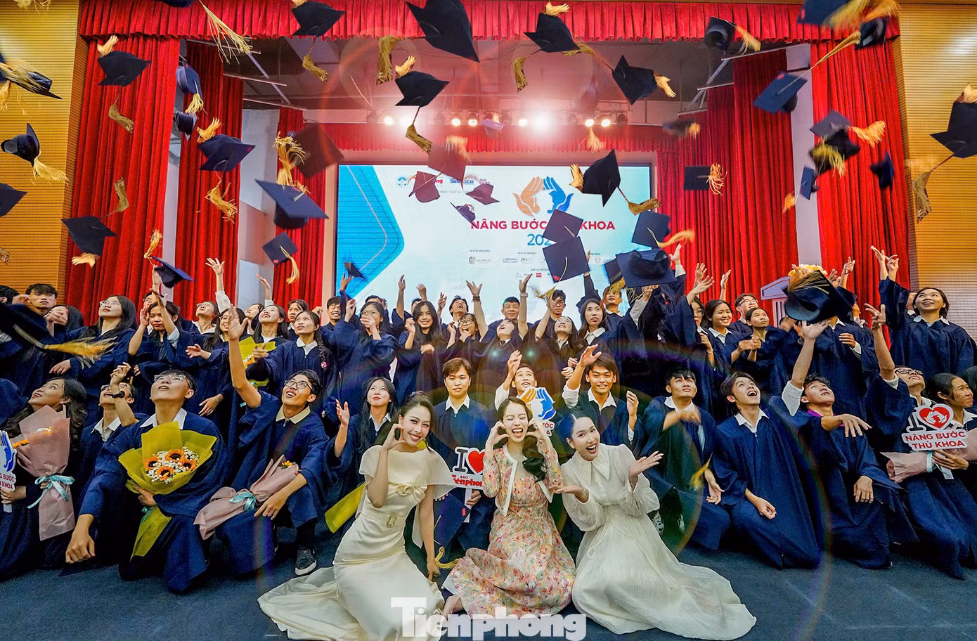 “Thay mặt ban tổ chức chương trình, chúng tôi xin gửi lời tri ân sâu sắc đến quý vị. Sự chung tay, góp sức của quý vị chính là những đóng góp thiết thực, giúp các em sinh viên nghèo vượt khó, thực hiện ước mơ của mình. Chúng tôi hy vọng rằng nhờ vào sự quan tâm và chia sẻ ấy, chương trình Nâng bước Thủ khoa tiếp tục lan tỏa những giá trị nhân văn, mang đến cơ hội và hy vọng cho nhiều sinh viên hơn nữa trong những năm tới. Xin chúc cho các em sinh viên được nhận học bổng hôm nay tiếp tục phát huy tinh thần nghị lực, gặt hái nhiều thành công trong học tập và cuộc sống” - Nhà báo Phùng Công Sưởng phát biểu.