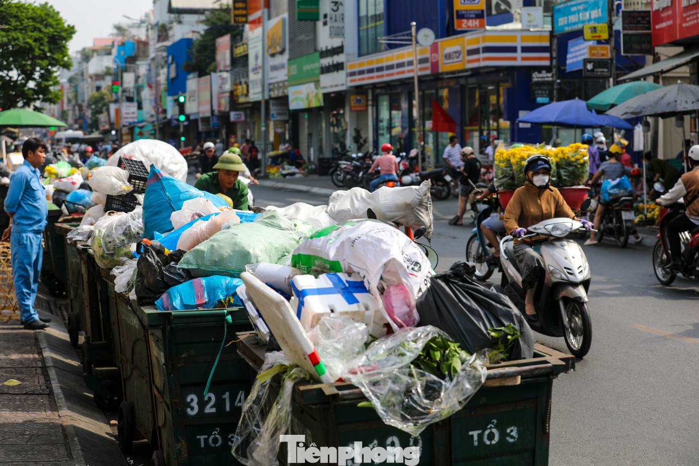 Ông B. (tài xế xe vận chuyển rác) cho biết, xe vận chuyển đến trễ do hiện nay phải đưa rác đến bãi rác quá xa.