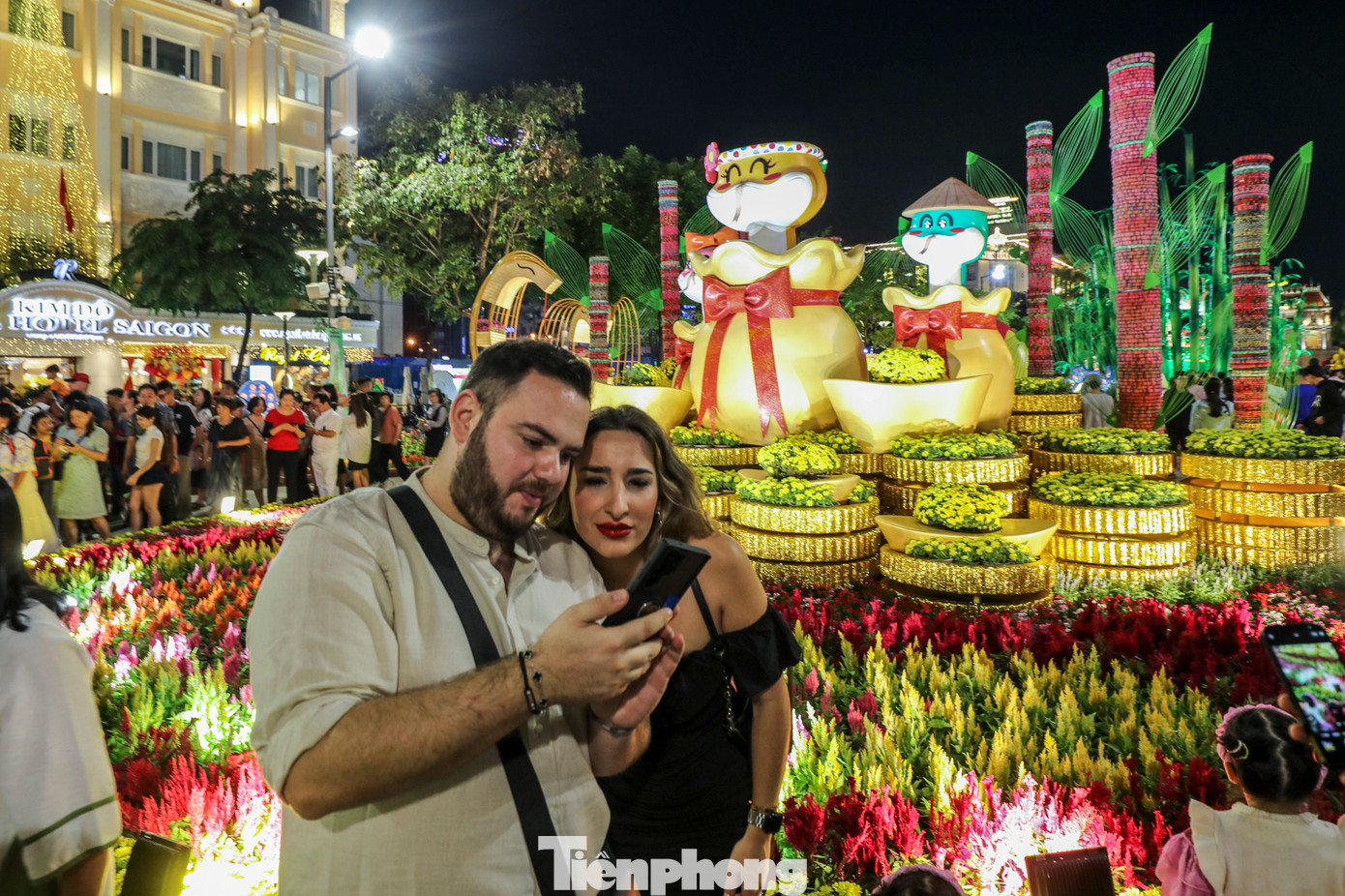 Nhiều khách Tây cũng háo hức hòa vào không khí đón tết của người Việt.