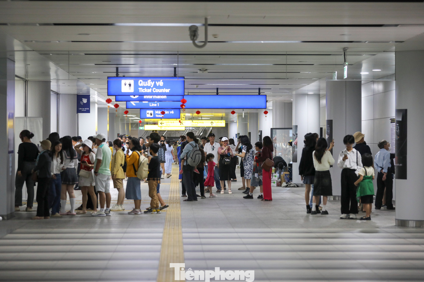 Cảnh vắng vẻ tại ga ngầm Bến Thành, quận 1. Ngày hôm qua, khu vực này đông nghịt người chen lấn, xếp hàng dài chờ đi metro số 1.