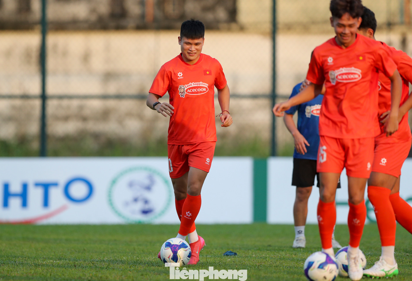 Không khí của buổi tập diễn ra khá thoải mái, các cầu thủ được cho tập nhẹ để hồi phục sau quãng thời gian thi đấu cho CLB tại V-League.