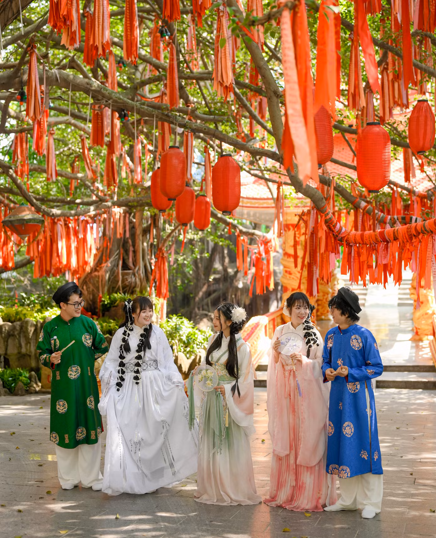 "Cây ước nguyện" là một gốc đa cổ thụ, với tán rộng, cành cao vươn dài ra tứ phương cũng là điểm thu hút nhiều cặp trai xinh, gái đẹp đến check-in. "Cây ước nguyện" là một gốc đa cổ thụ, với tán rộng, cành cao vươn dài ra tứ phương cũng là điểm thu hút nhiều cặp trai xinh, gái đẹp đến check-in.