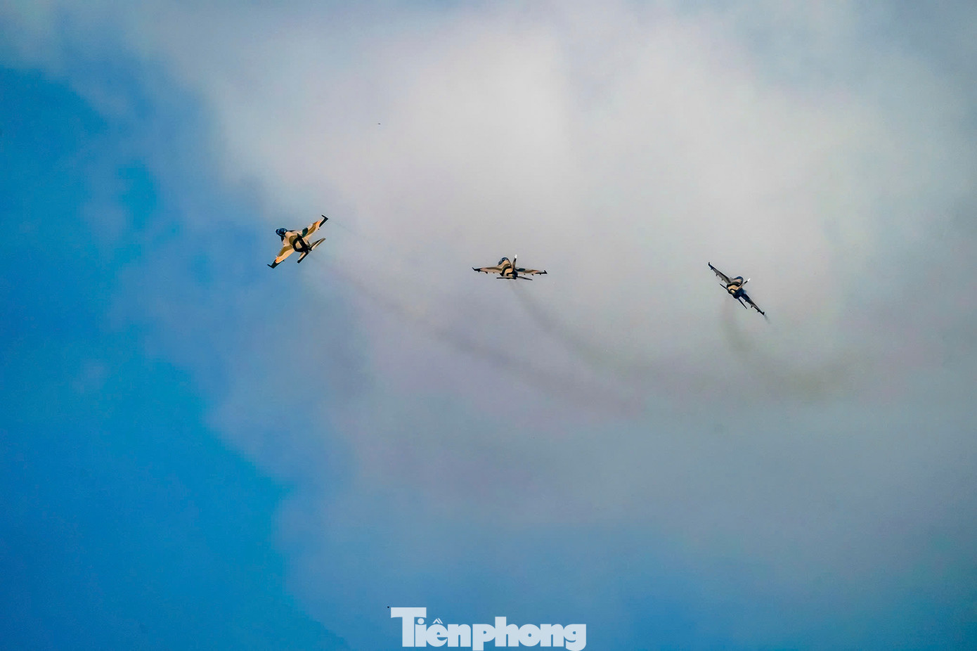 Sáng nay (23/4), thời tiết TPHCM rất đẹp, tạo điều kiện cho các biên đội bay thuận lợi hơn.