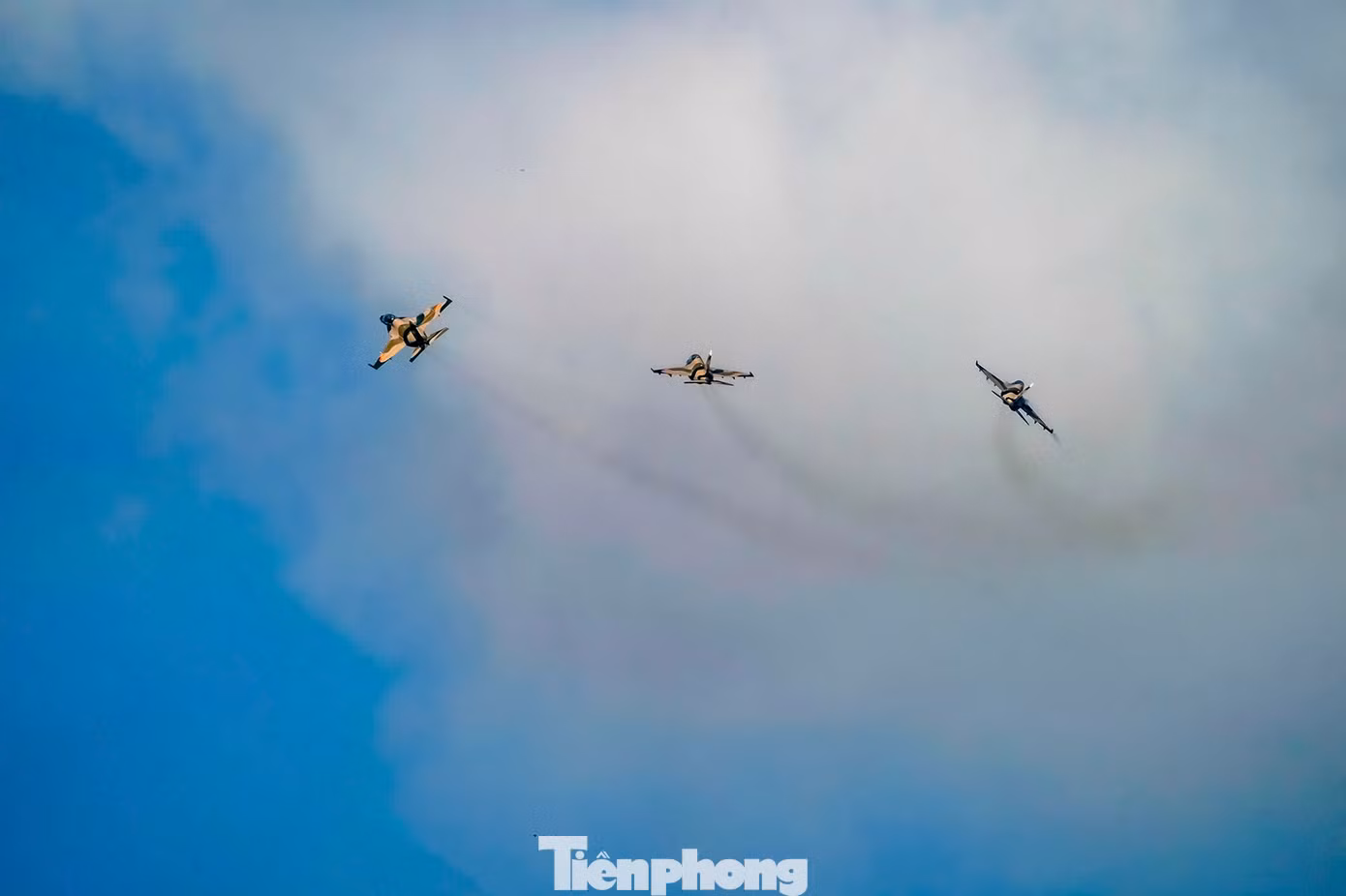Sáng nay (23/4), thời tiết TPHCM rất đẹp, tạo điều kiện cho các biên đội bay thuận lợi hơn.