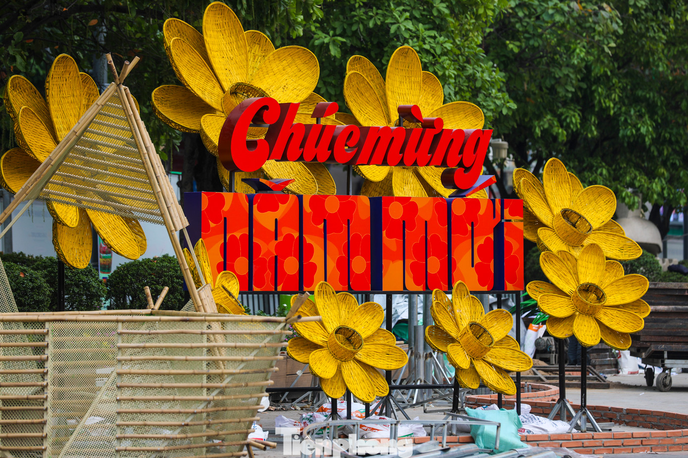 Mặc dù công trình đang còn trong giai đoạn thi công, mỗi chi tiết mới trên đường hoa Nguyễn Huệ đều thu hút sự quan tâm của người dân.