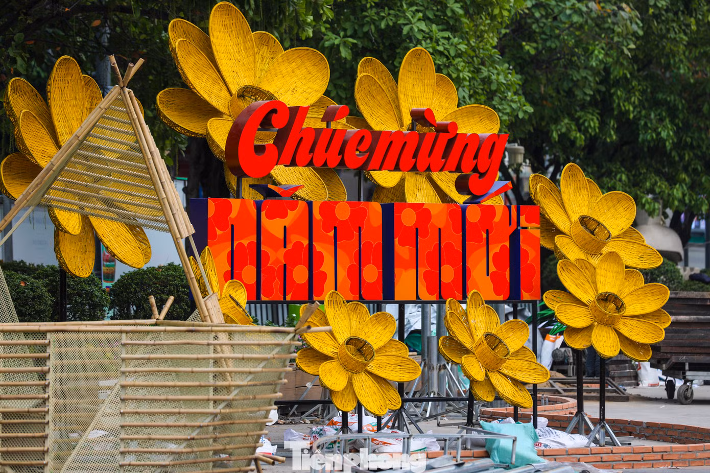 Mặc dù công trình đang còn trong giai đoạn thi công, mỗi chi tiết mới trên đường hoa Nguyễn Huệ đều thu hút sự quan tâm của người dân.