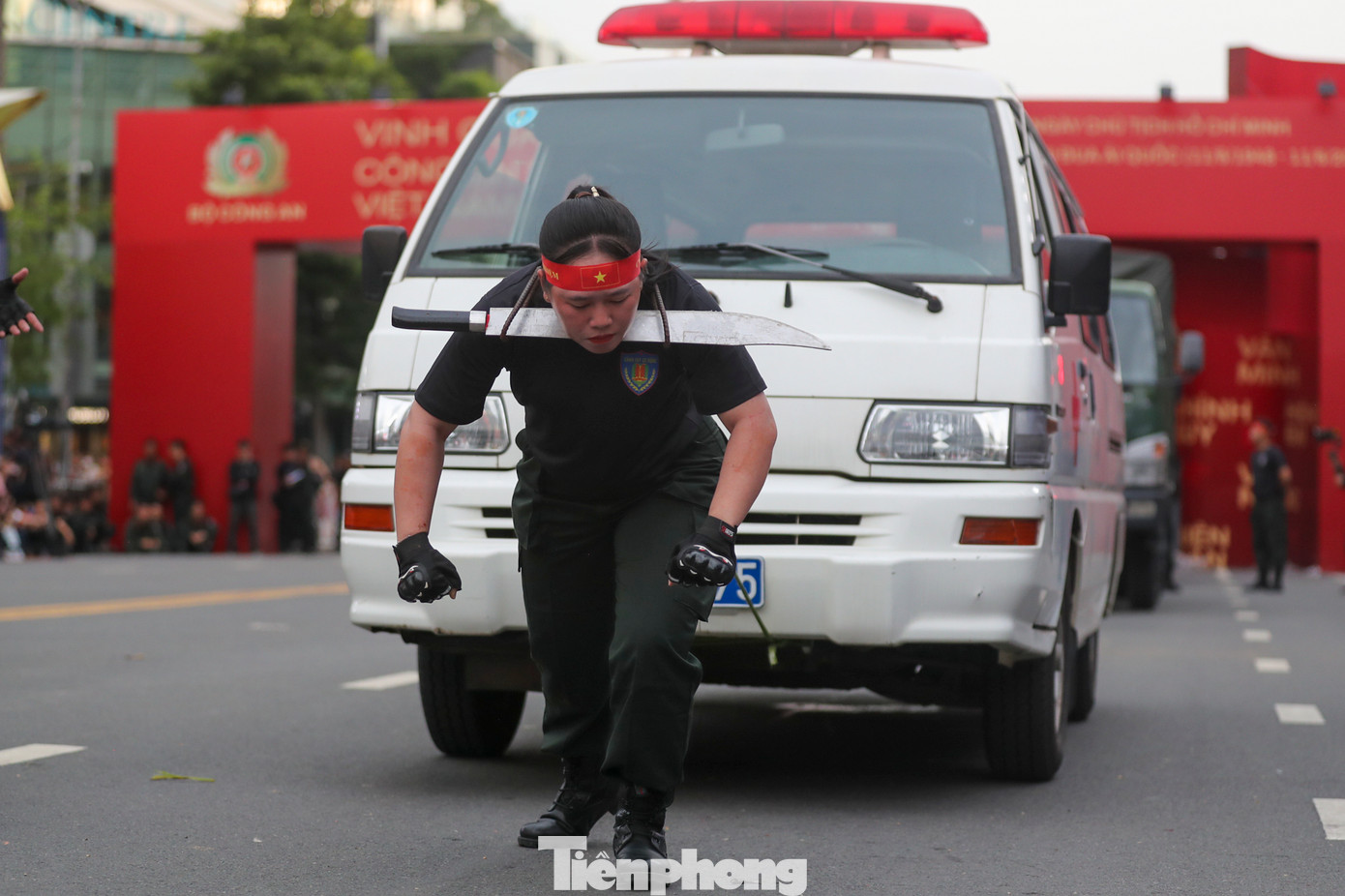 Màn biểu diễn khí công đầy ấn tượng từ các chiến sĩ Cảnh sát cơ động. Ảnh: Duy Anh.