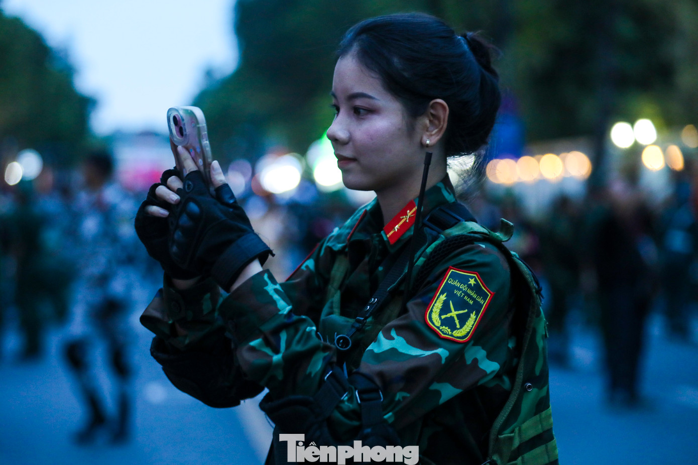 Xuyên suốt buổi sơ duyệt, hai bên đường rộn vang tiếng vỗ tay, tiếng reo hò cổ vũ.