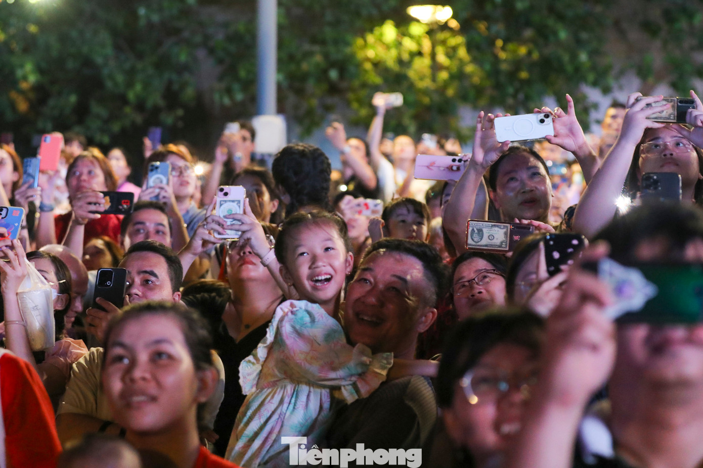 Rất đông người có mặt tại bến Bạch Đằng (quận 1) để được thấy rõ những màn pháo hoa rực sáng trên bầu trời.