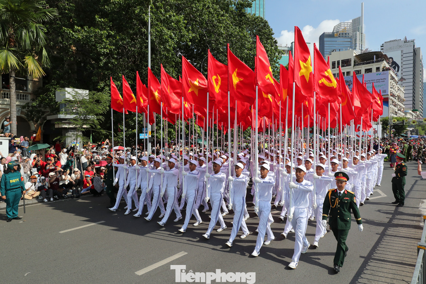 Sau khi hoàn thành phần diễu binh ngang qua lễ đài, các khối quân đội, công an tỏa ra 4 hướng về điểm tập kết giữa tiếng hò reo động viên của đông đảo người dân TPHCM.