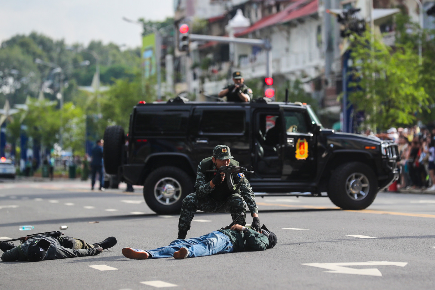 Chỉ trong vòng 30 giây kể từ khi âm mưu ám sát diễn ra, nhờ sự nhạy bén và nhuần nhuyễn, lực lượng cảnh vệ đã ngăn chặn thành công âm mưu khủng bố, đưa yếu nhân ra khỏi khu vực nguy hiểm.