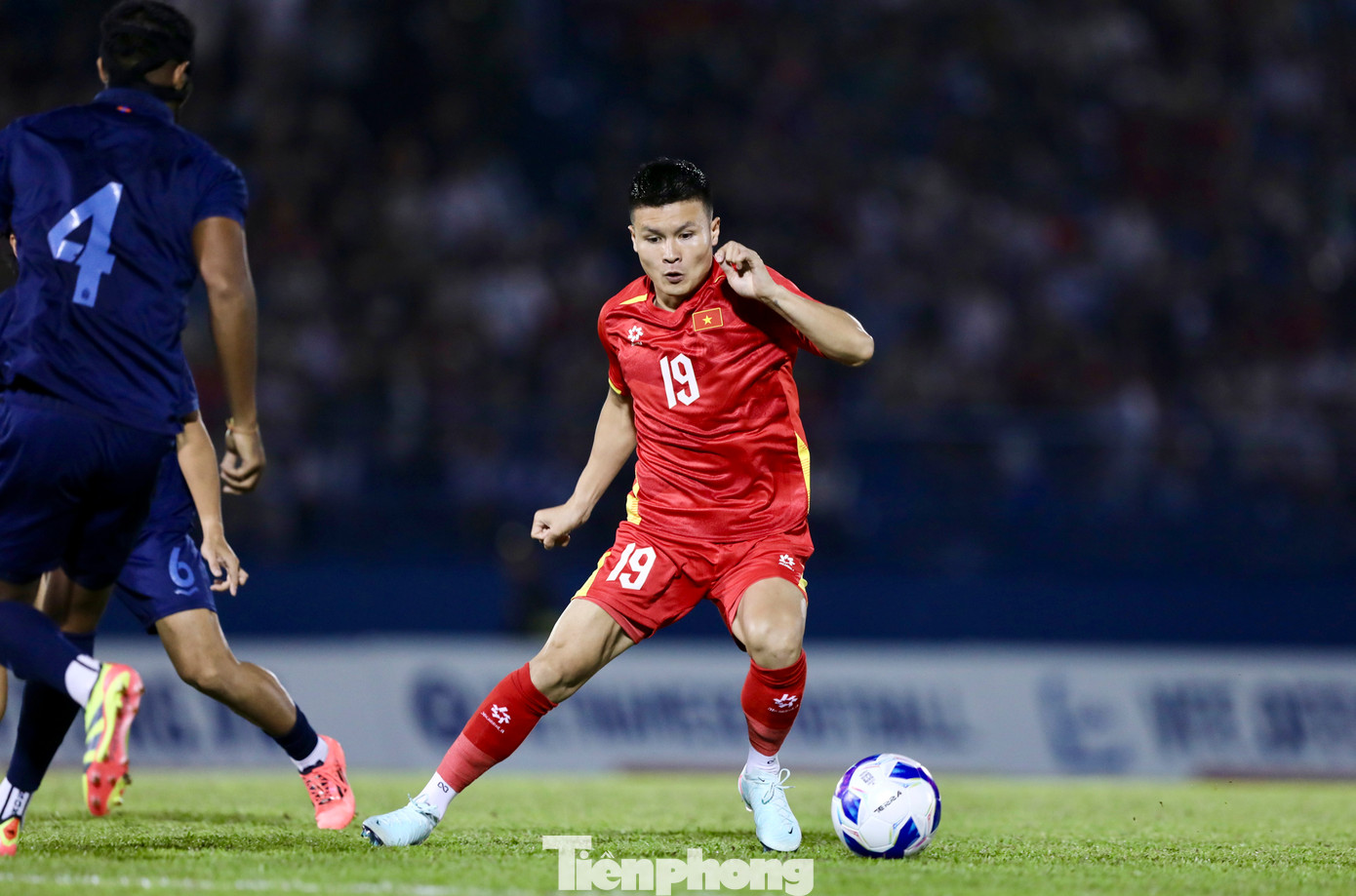 Những phút đầu tiên của trận đấu diễn ra khá tẻ nhạt do cả hai đội đều nhập cuộc dè dặt, chủ yếu tranh chấp bóng ở khu vực giữa sân.