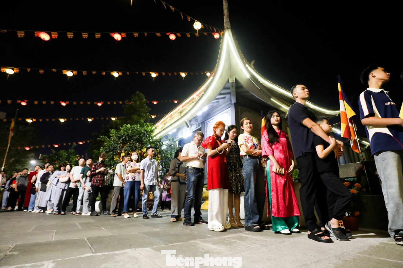 Từ trước thời khắc Giao thừa đã có nhiều người đến thắp hương cầu an.