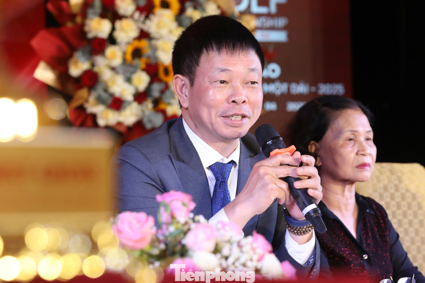 Từng thành viên trong Ban tổ chức lần lượt giải đáp những thắc mắc của các nhà báo. Phát biểu kết thúc họp báo, nhà báo Phùng Công Sưởng - Tổng Biên tập báo Tiền Phong, Trưởng Ban tổ chức Giải Tiền Phong Golf Championship - Non sông một dải, nói: &quot;Chúng tôi mong tiếp tục nhận được sự chia sẻ của quý vị lãnh đạo các cơ quan, ban, ngành Trung ương và TPHCM; đồng thời cũng mong nhận được sự hỗ trợ, truyền thông của các cơ quan báo chí. Chúng tôi cũng mong muốn nhận được sự đồng hành quý báu của doanh nghiệp, nhà tài trợ để giải đấu có thêm điều kiện tổ chức thành công và thực hiện được những nghĩa cử cao đẹp&quot;.