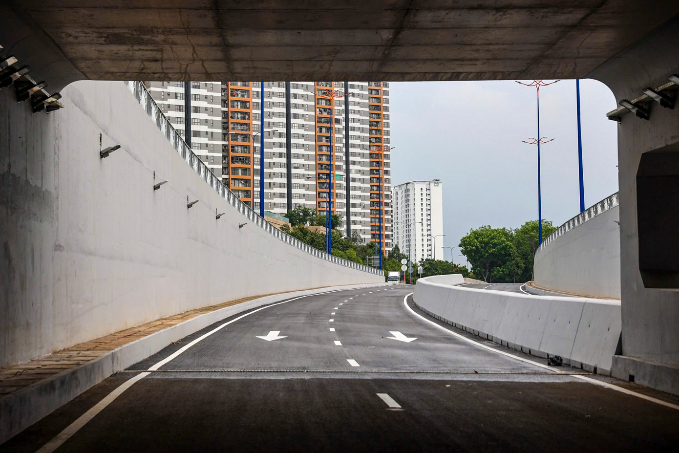 Hầm đã hoàn thành nhiều hạng mục thảm nhựa, kẻ vạch, chiếu sáng, lắp lan can, dải phân cách. Hầm đã hoàn thành nhiều hạng mục thảm nhựa, kẻ vạch, chiếu sáng, lắp lan can, dải phân cách.