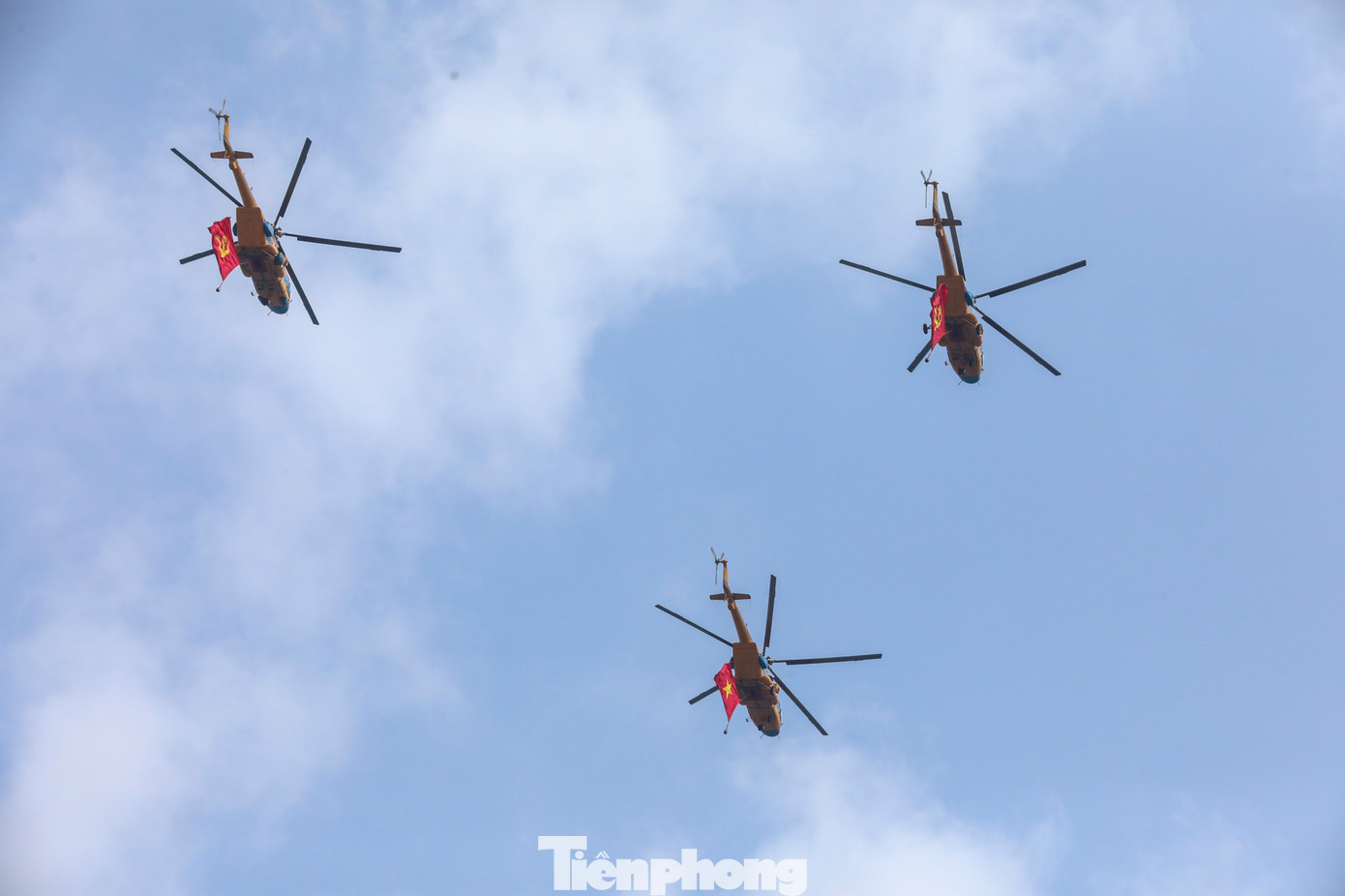 Đây là lần thứ ba các phi đội trực thăng diễn tập bay trên bầu trời TPHCM, nhưng là lần đầu tiên thực hiện màn thả cờ.