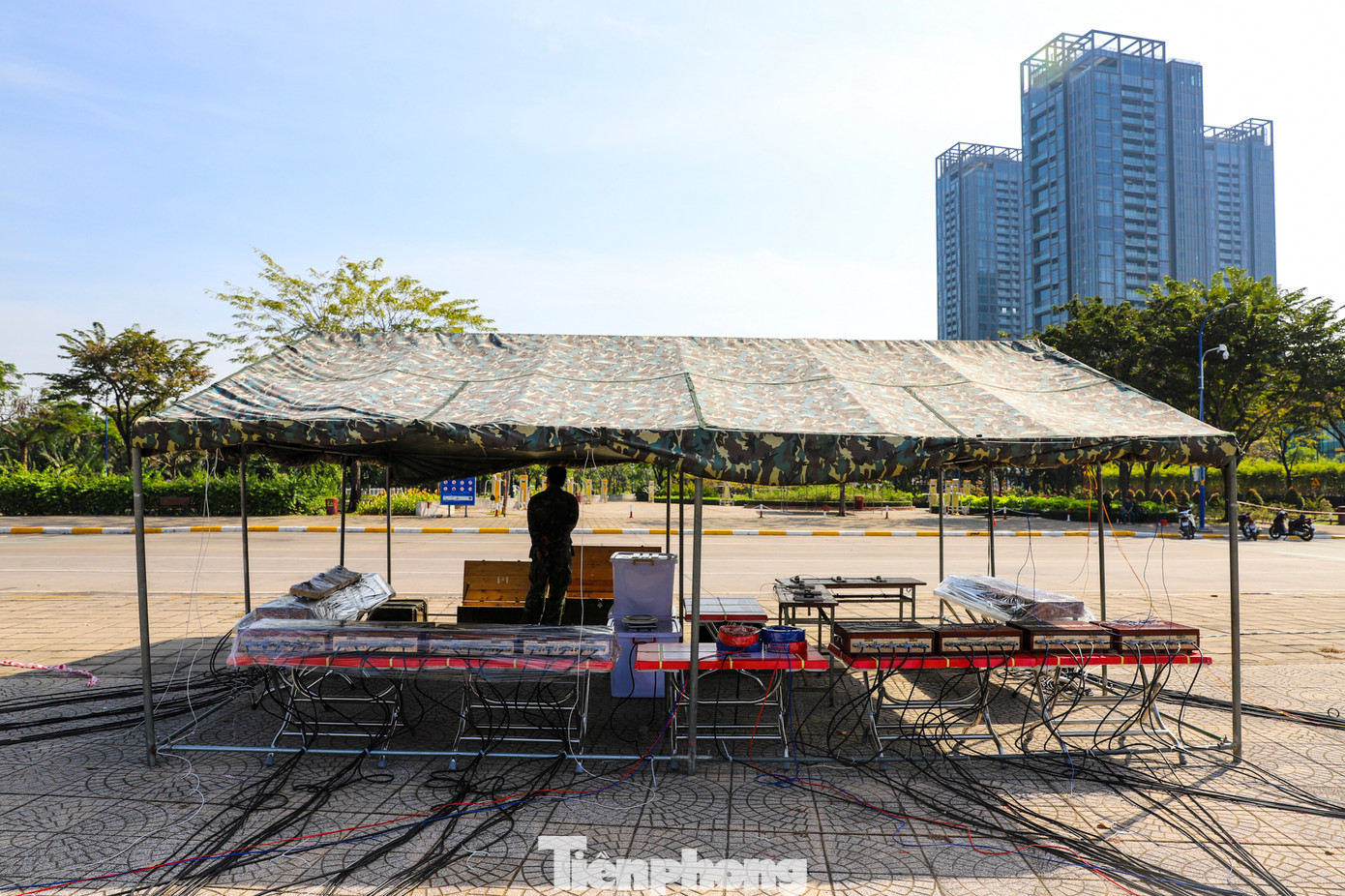 Trong lúc lắp pháo, các chiến sĩ tuyệt đối tuân thủ các quy tắc an toàn như không hút thuốc, sử dụng điện thoại di động hay bật lửa và các vật dụng tạo ra tia lửa, điện. Trong lúc lắp pháo, các chiến sĩ tuyệt đối tuân thủ các quy tắc an toàn như không hút thuốc, sử dụng điện thoại di động hay bật lửa và các vật dụng tạo ra tia lửa, điện.