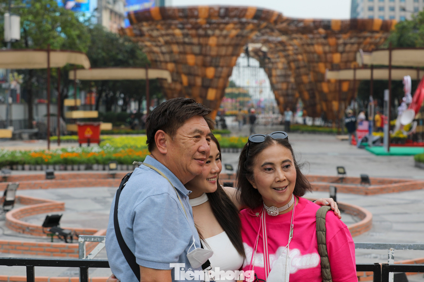 Nhiều du khách trong nước và quốc tế, người dân thành phố đi ngang khu vực trung tâm bất ngờ và thích thú với hai linh vật rắn vừa "xuất hiện" trên đường hoa Nguyễn Huệ.