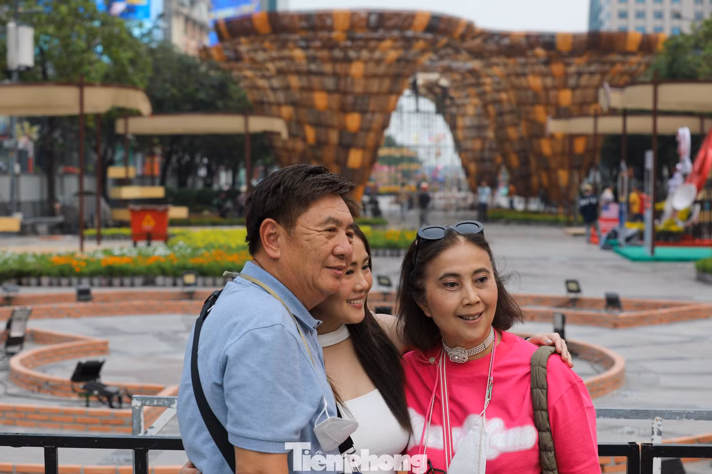 Nhiều du khách trong nước và quốc tế, người dân thành phố đi ngang khu vực trung tâm bất ngờ và thích thú với hai linh vật rắn vừa "xuất hiện" trên đường hoa Nguyễn Huệ.