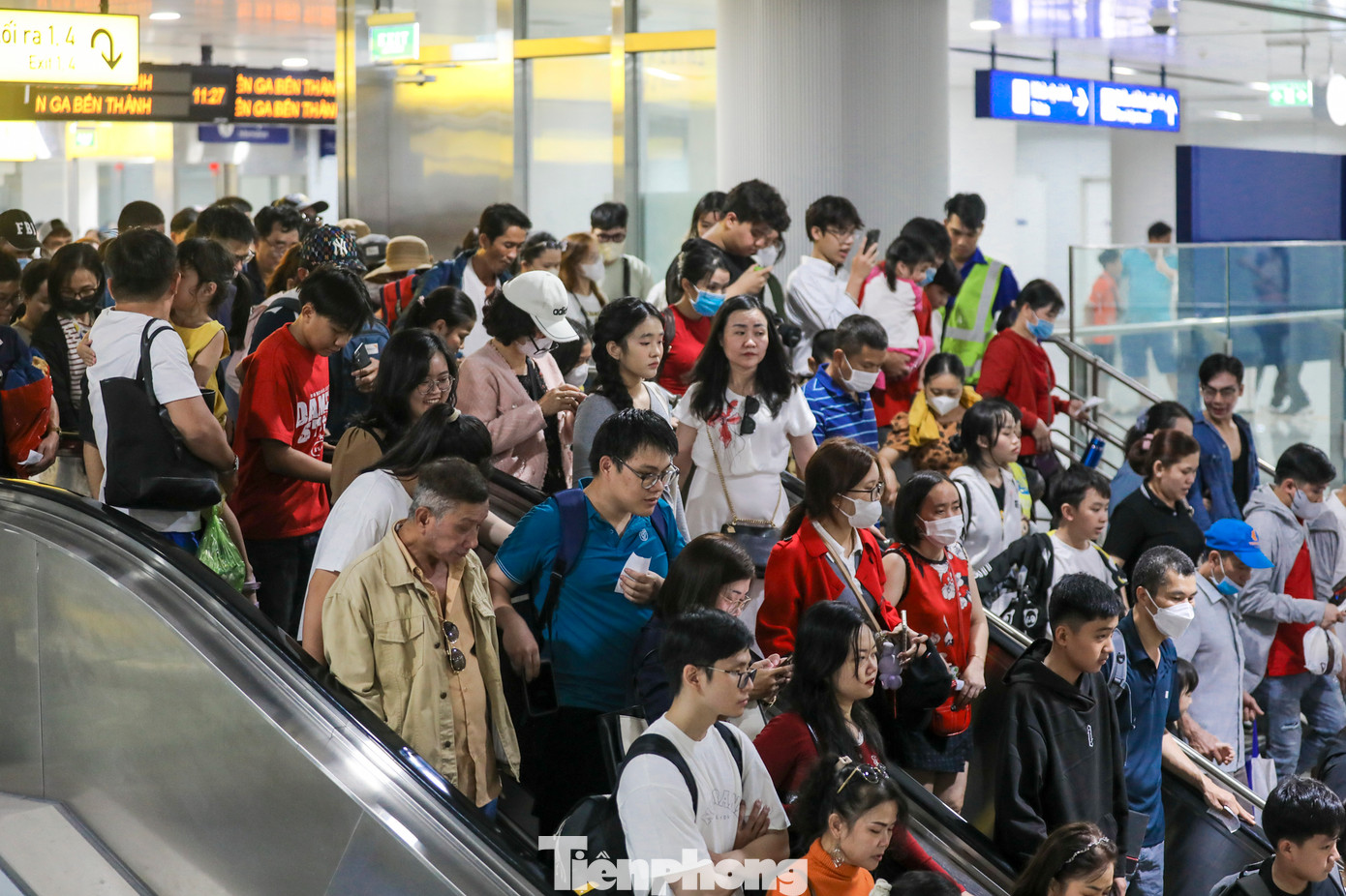 Càng về trưa, lượng khách đổ về ga Bến Thành ngày càng đông. Phần lớn hành khách đến từ các tỉnh, thành lân cận TPHCM, tranh thủ dịp Tết để trải nghiệm tuyến metro này.