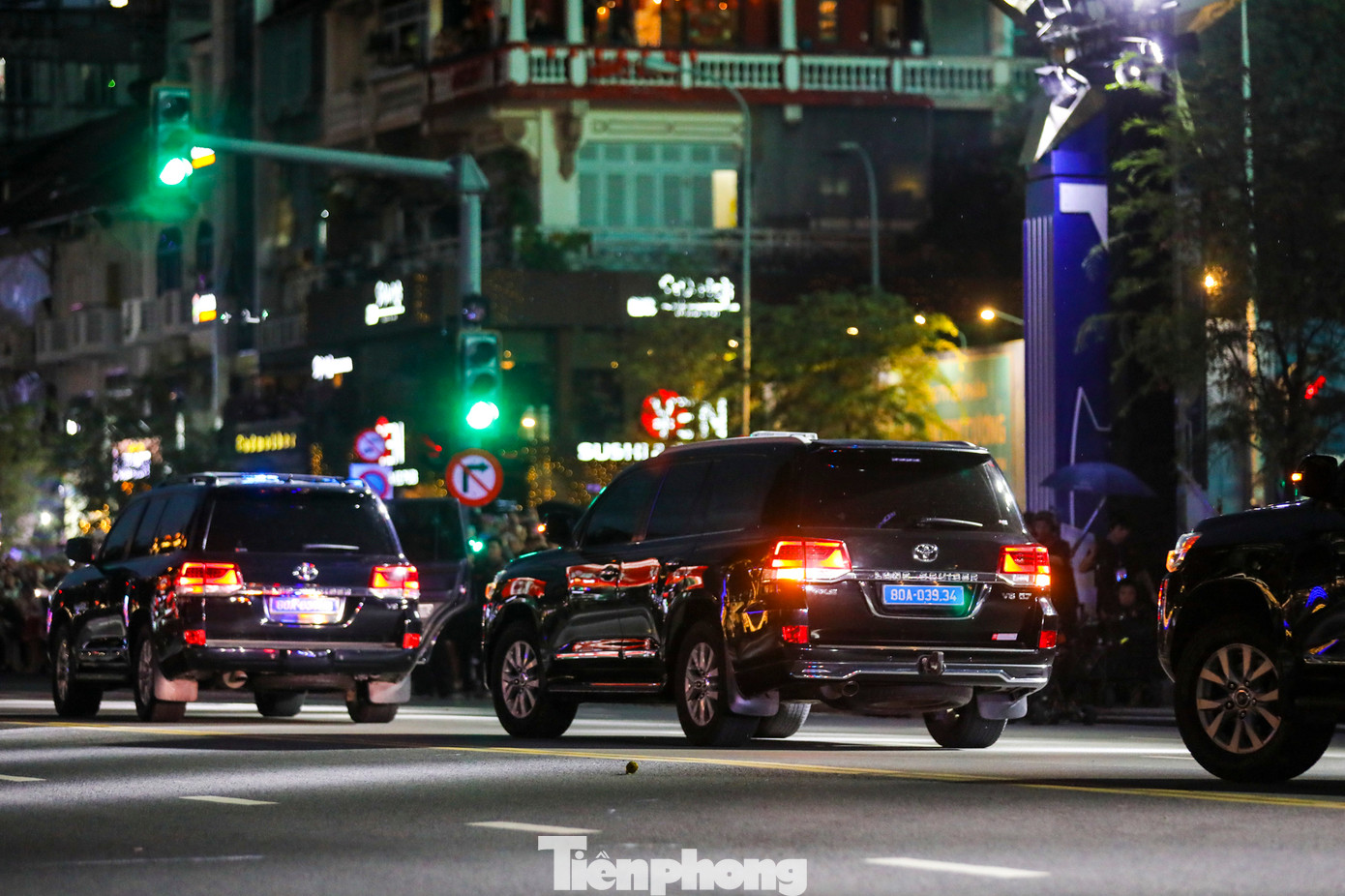 Yếu nhân và cảnh vệ bị thương được hộ tống lên xe an toàn, nhanh chóng thoát khỏi khu vực nguy hiểm.