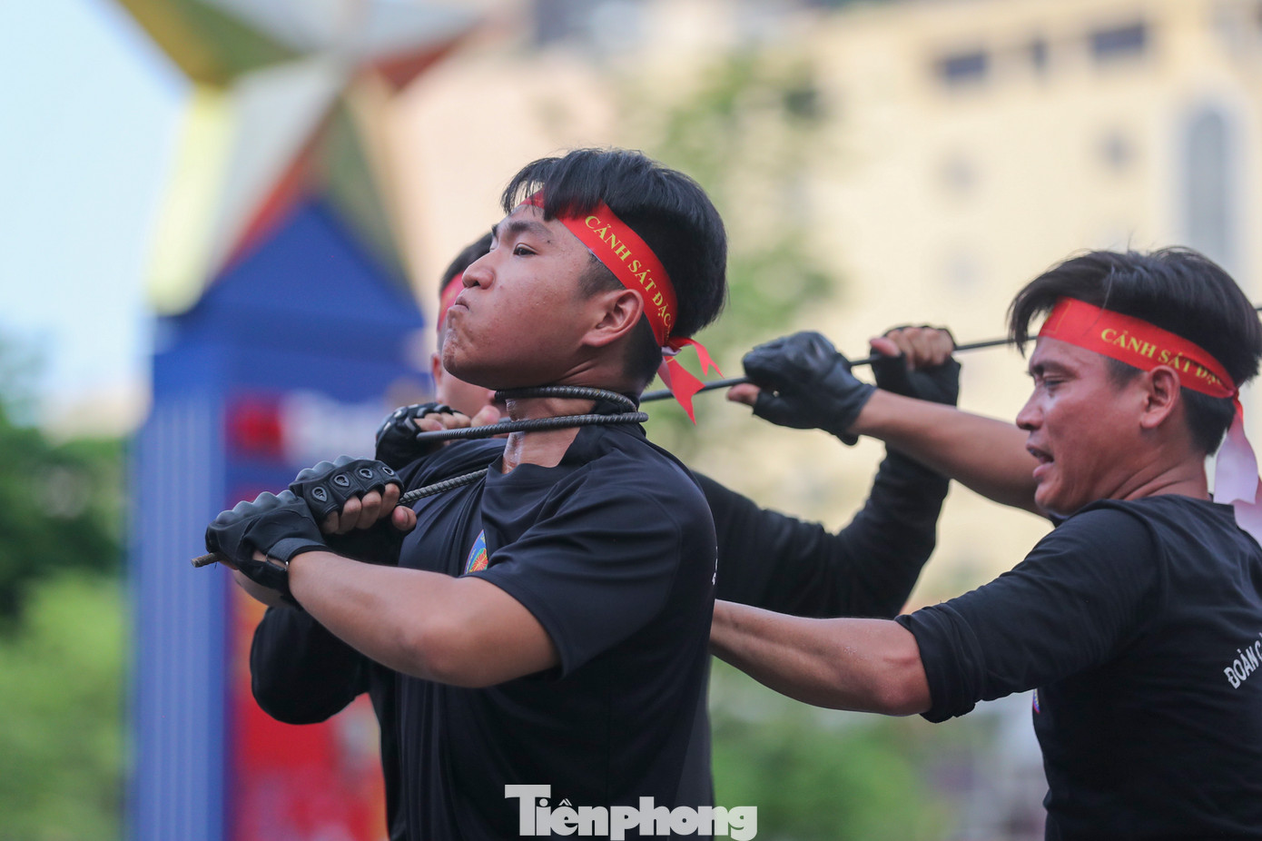 Màn biểu diễn khí công đầy ấn tượng từ các chiến sĩ Cảnh sát cơ động. Ảnh: Duy Anh.