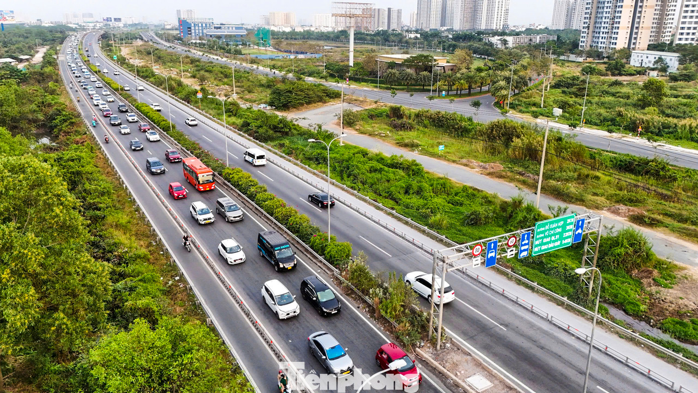 Ngày 1/2, dù chưa kết thúc kỳ nghỉ Tết Nguyên đán Ất Tỵ 2025 nhưng nhiều người dân ở các tỉnh miền Bắc, miền Trung đã lựa chọn trở về TPHCM sớm khiến mật độ giao thông cửa ngõ phía Đông mật độ tăng cao.