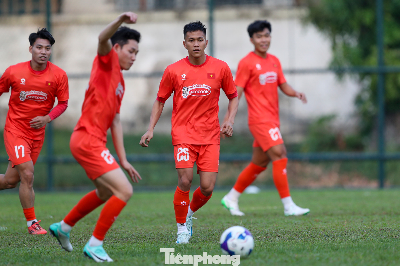 Trong thành phần của đội tuyển Việt Nam ở đợt tập trung lần này, có các tân binh như hậu vệ Phạm Lý Đức, tiền vệ Trần Bảo Toàn. Cả hai cầu thủ này đều thuộc CLB HAGL.