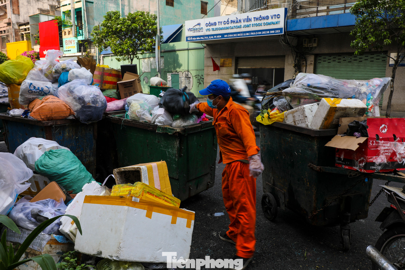 Ông T. (người thu gom rác) nói rằng, cận Tết nên rác tăng gấp 2 – 3 lần so với ngày thường. Công nhân làm việc không xuể. Việc nhiều xe thu gom rác xếp hàng dài nhưng chưa có xe vận chuyển đến lấy rác, theo ông T. là do những nơi khác cũng chung tình trạng ùn ứ rác như chỗ này, nên xe cơ giới đến chậm hơn.