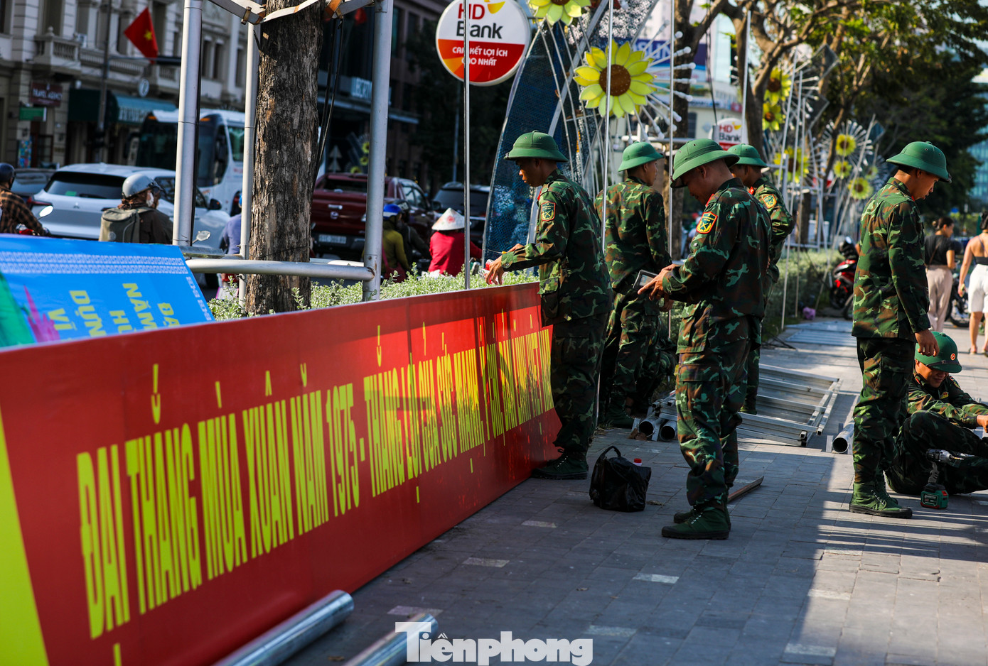 Theo kế hoạch, Lễ kỷ niệm 50 năm Ngày Thống nhất đất nước sẽ diễn ra trọng thể với màn diễu binh, diễu hành quy tụ khoảng 13.000 người tham gia, bắn 21 phát đại bác trên nền Quốc thiều Việt Nam và màn bay chào mừng của lực lượng không quân với các loại máy bay trực thăng, Yak-130, Su-30MK2.