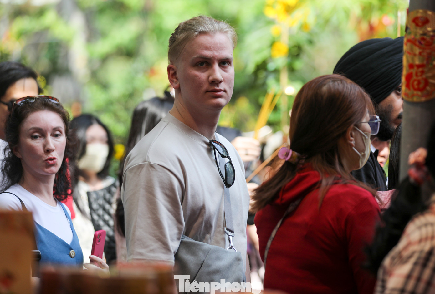 Nhiều khách du lịch nước ngoài cũng đến chùa chiêm bái.