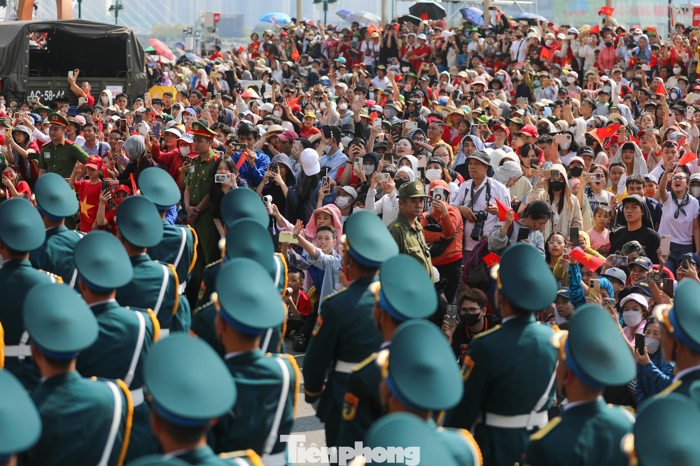 Khoảnh khắc các chiến sĩ "đi giữa vòng tay nhân dân" khiến nhiều người vỡ òa, xúc động.