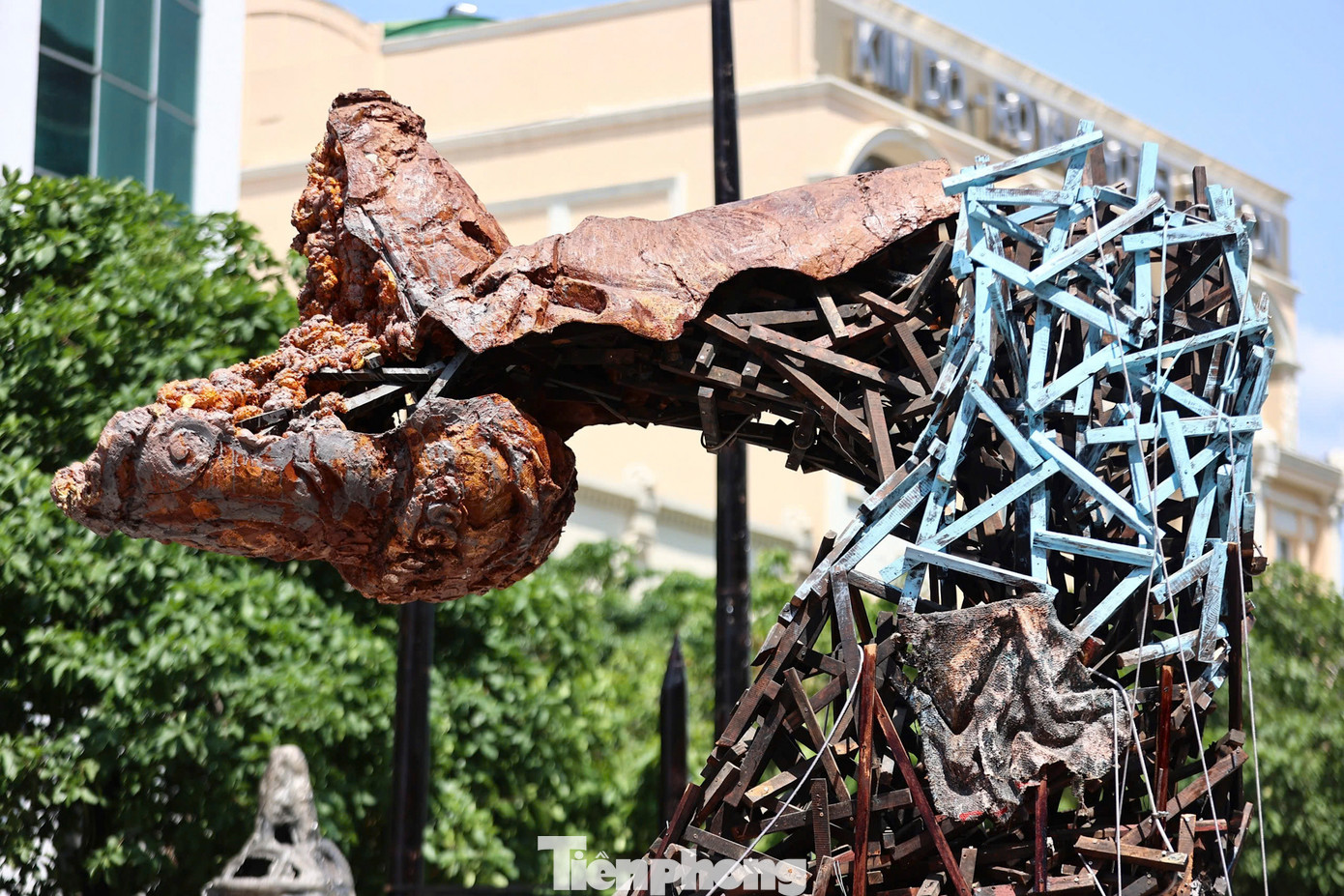 Phần lớn diện tích triển lãm trưng bày 27 tượng nhôm đúc cao 3,3-4,5 m, tổng trọng lượng 25 tấn. Các bức tượng không có hình dáng, biểu cảm cụ thể mà là ẩn dụ về sự kiên cường bất khuất của những người đã ngã xuống cho hòa bình dân tộc.