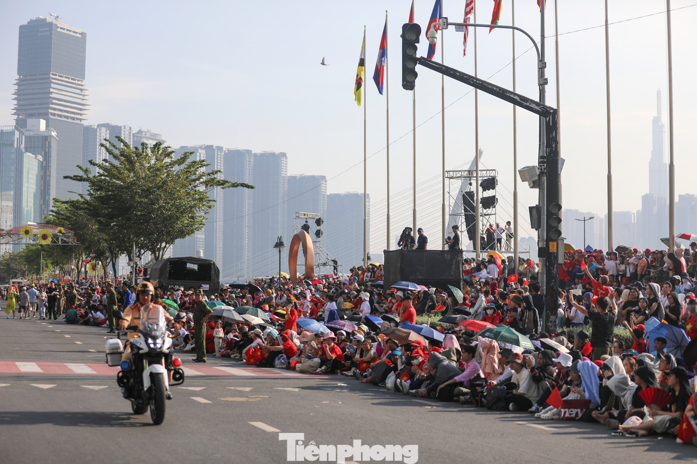 Dòng người có mặt tại các tuyến phố trung tâm TPHCM từ nửa đêm chờ xem tổng duyệt diễu binh 50 năm thống nhất đất nước, trước khi các tuyến đường hạn chế ra vào sáng 27/4.