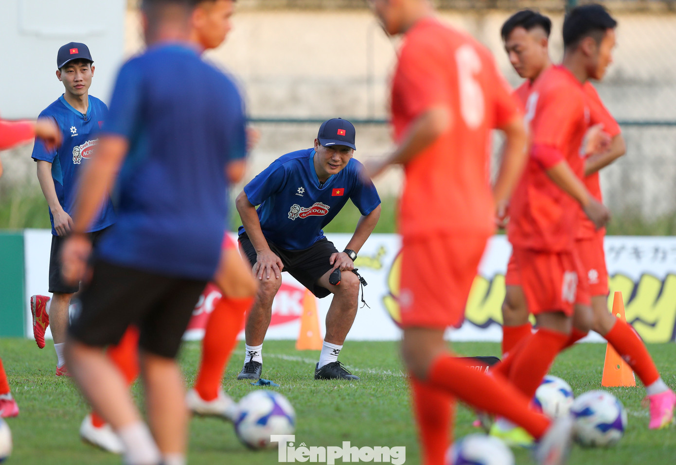 HLV Kim Sang-sik luôn theo dõi sát sao các cầu thủ trong từng bài khởi động.