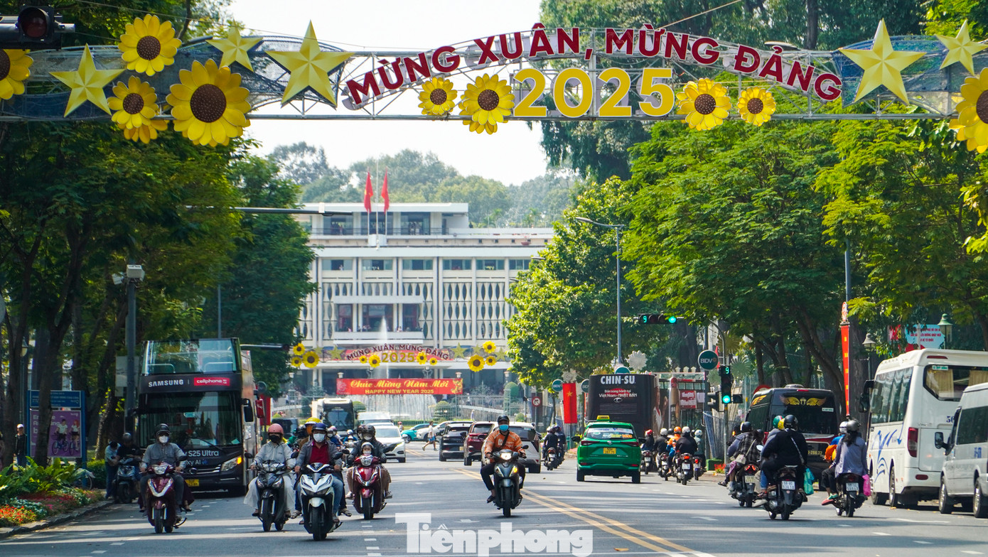 Ghi nhận của Tiền Phong lúc 10 giờ sáng nay 1/2 (nhằm ngày mùng 4 tết), các tuyến đường trung tâm TPHCM và lân cận nhộn nhịp xe, khác với ngày đầu năm vắng vẻ.