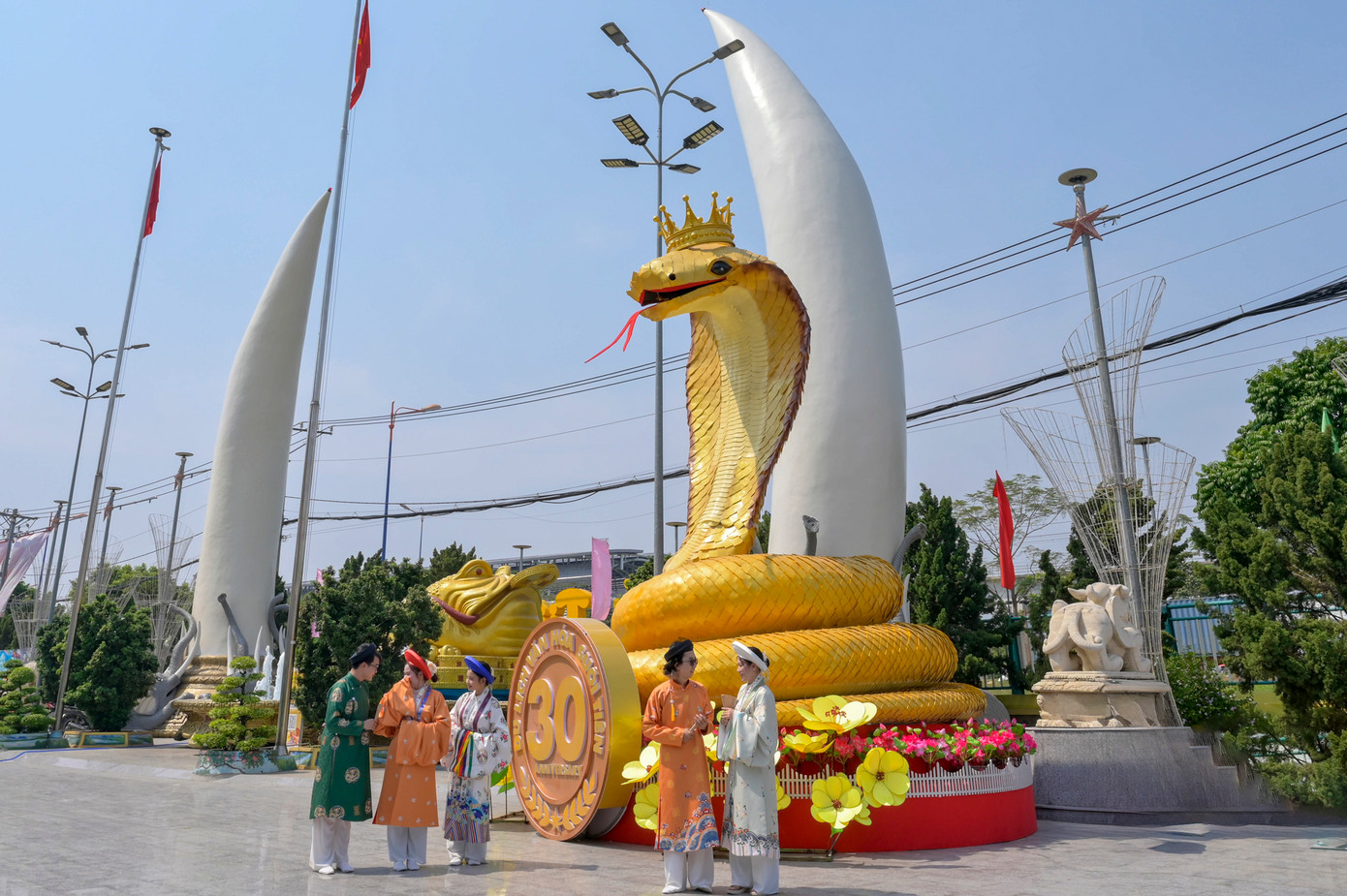 Tạo hình linh vật Tỵ tại Suối Tiên cũng là điểm thu hút du khách đến tham quan. Tạo hình linh vật Tỵ tại Suối Tiên cũng là điểm thu hút du khách đến tham quan.