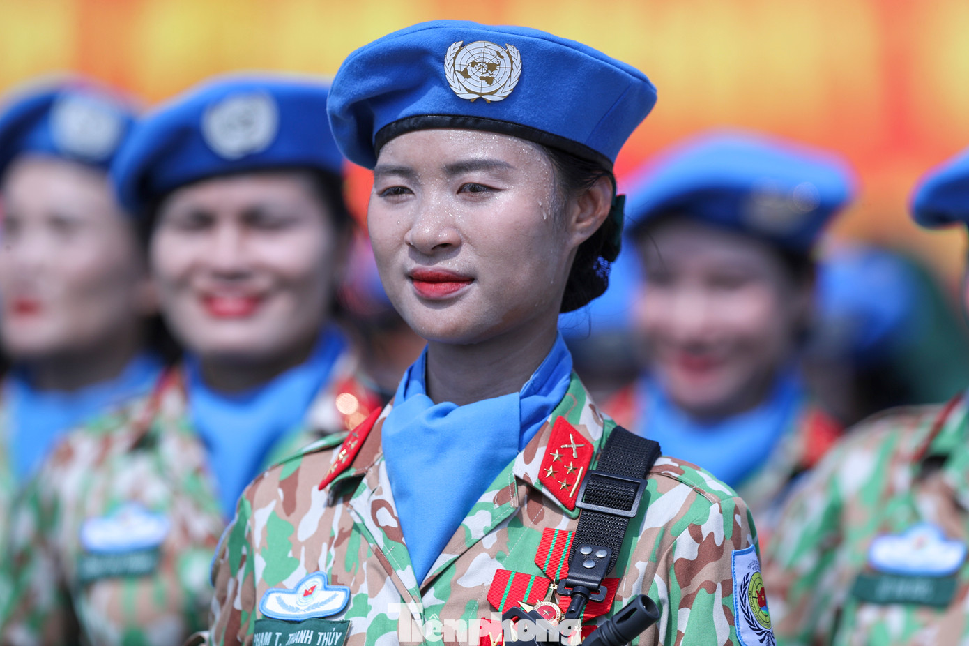 Vẻ đẹp dịu dàng hòa quyện với sự mạnh mẽ, bản lĩnh đã tôn vinh hình ảnh người phụ nữ Việt Nam thời đại mới - vừa mềm mại, vừa kiên cường.